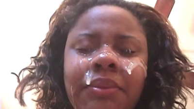 สาวบราซิลผิวดำได้รับ cum บนใบหน้าของเธอหลังจากมีเพศสัมพันธ์ทางทวารหนักกับกระเจี๊ยวใหญ่